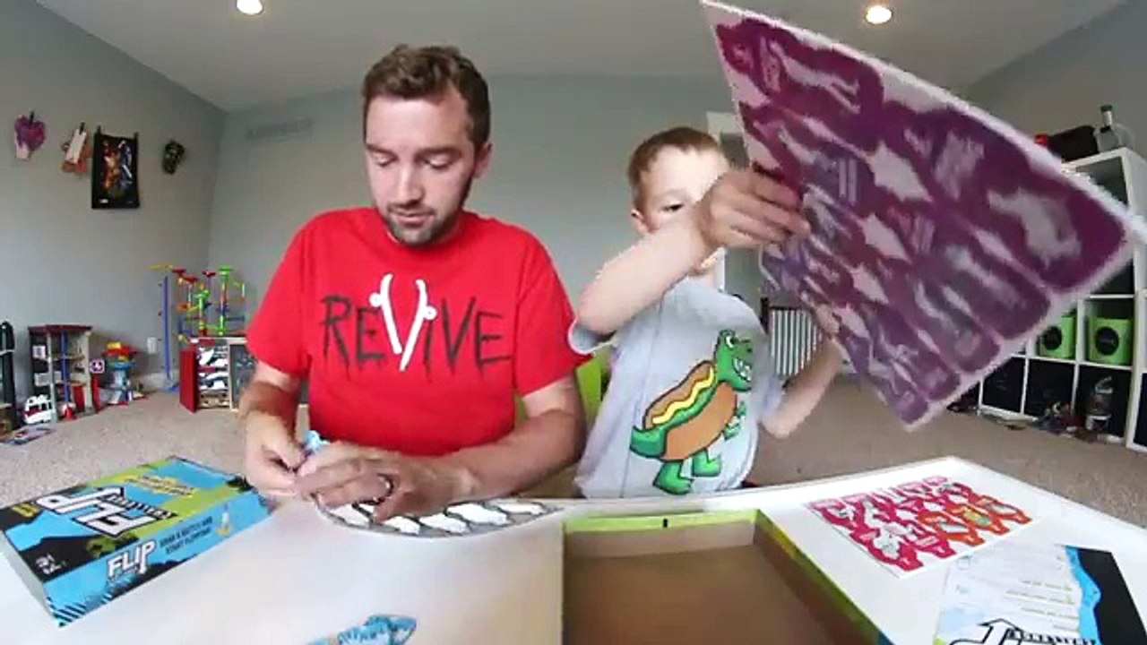 FATHER & SON PLAY FLIP CHALLENGE! / Bottle Flip Time!