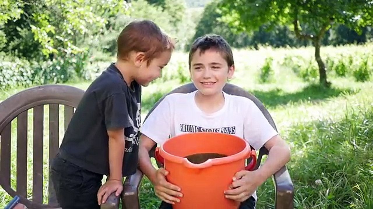 SLIME BUCKET CHALLENGE !!! Une Douche de Slime pour Swan & Néo :)