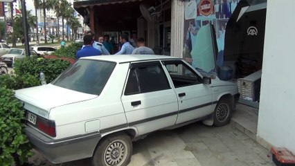 Otomobil pastaneye girdi: 2 yaralı - ADANA