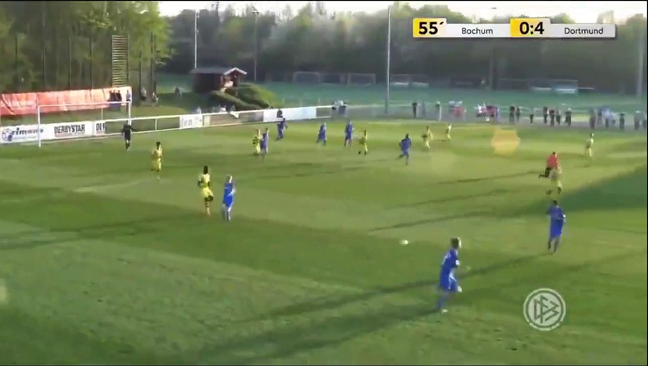 Tem 13 anos, joga em equipa de sub-17 e faz maravilhas como as de Ronaldo