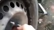 Russie : Un automobiliste découvre un chat l'un des amortisseurs de son véhicule !