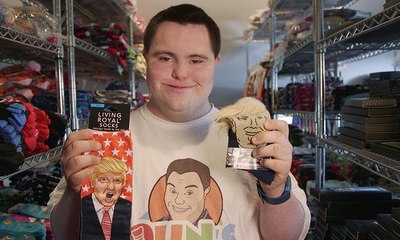 شاب يعاني من متلازمة داون يؤسس شركة ويبيع منتجاً "جنونياً" لنشر السعادة!