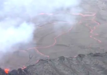 Video herunterladen: Kilauea's Lava Lake Overflows Into Crater