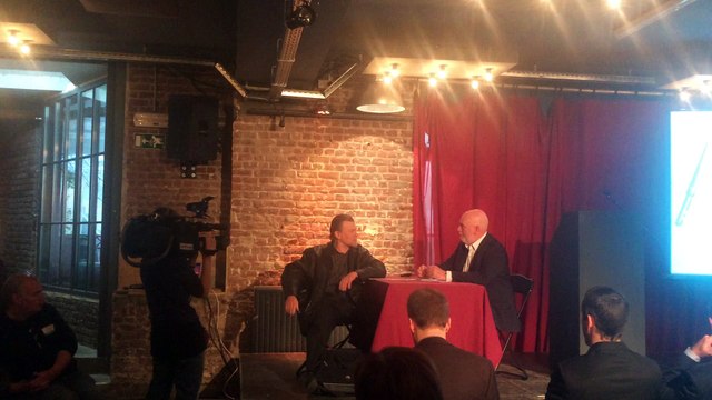 Formation contre la discrimination au logement à Bruxelles: deux acteurs jouent le client et l'agent immobilier racistes