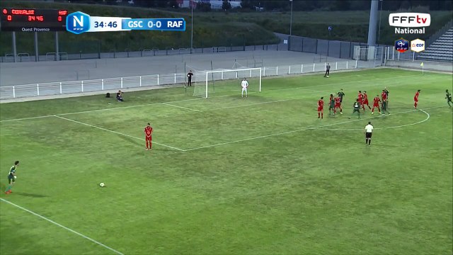 Coup franc très bien frappé mais BASILIO s'y prend à deux fois.