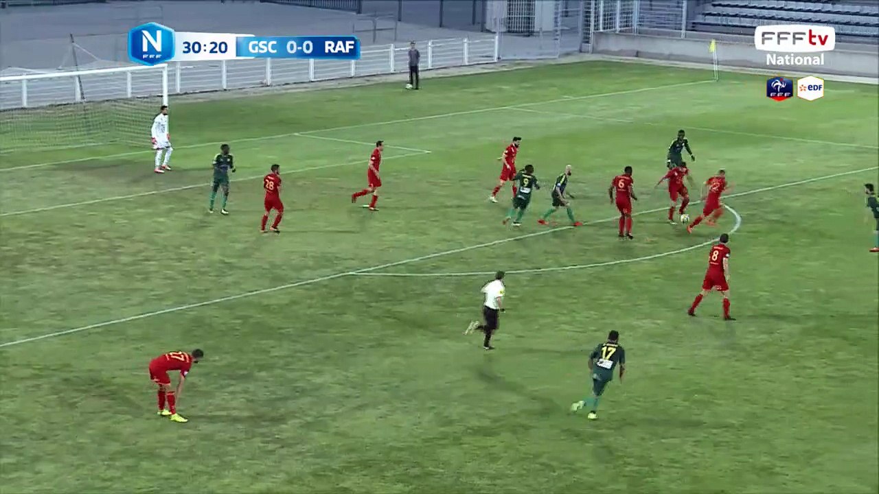 La frappe de GIGLIOTTI passe juste au dessus des buts de basilio.