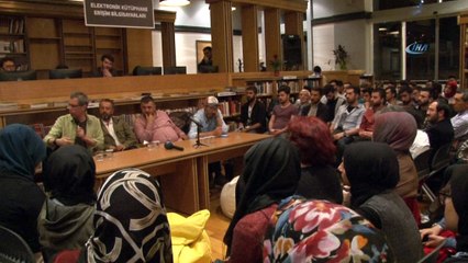 Kütüphanede kitap okuyup, sohbet ederek sabahladılar