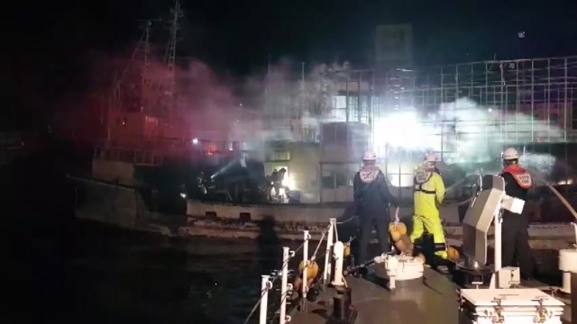 여수 국동항 정박 어선 불...인명 피해 없어 / YTN