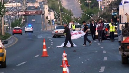 Kaza nedeniyle yola fırlayan kadın sürücü 2 aracın altında kaldı