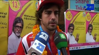 Fernando Alonso vacuna a niños contra la polio en India