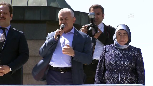 Başbakan Yıldırım, Haliç Kongre Merkezi önünde bekleyen vatandaşlara hitap etti - İSTANBUL