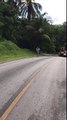 Un camion transportant un bulldozer glisse sur une colline