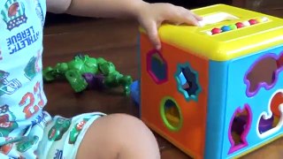Bebê Toquinho Brinca com Pocoyo e Cubo Surpresa Galinha Pintadinha de Brinquedo
