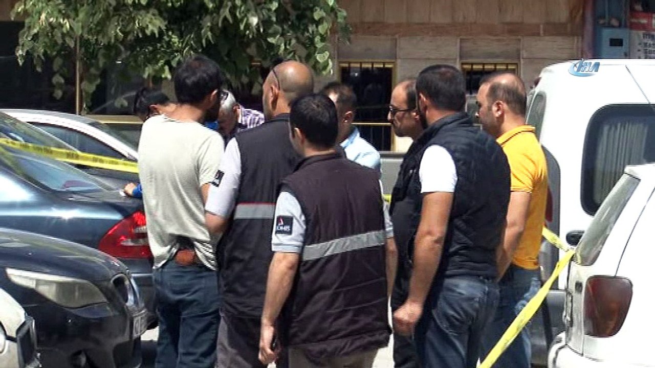 Konya'da bankalara para taşıyan ve içerisinde 300 ile 500 bin lira olduğu iddia edilen kurye aracı kimliği belirsiz kişi veya kişilerce soyuldu.