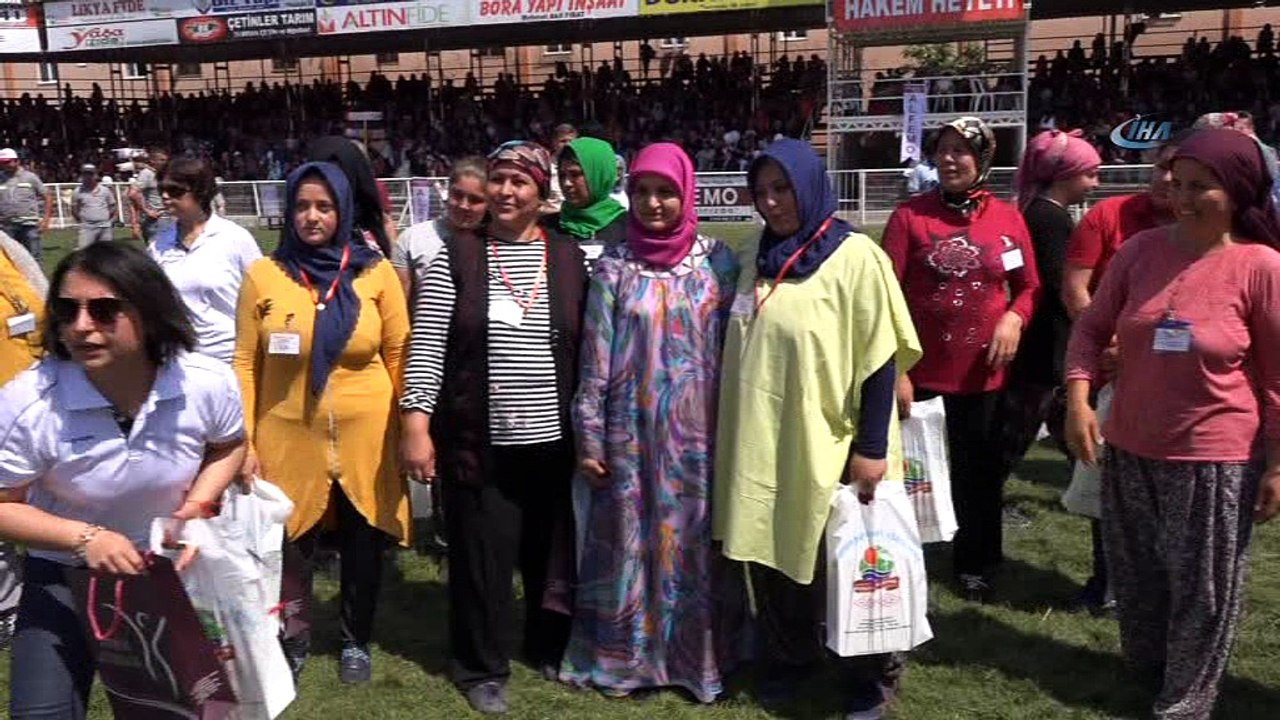 Kadınlar 1,5 dakikada 12 domates kasasını 50 metre taşımak için yarıştı- Domates yeme yarışmasında 1 dakikada 1 kilogram domates yiyen kadın birinci oldu