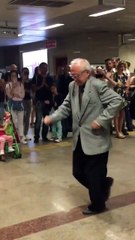 Taksim metrosunda dans eden yaşlı adam