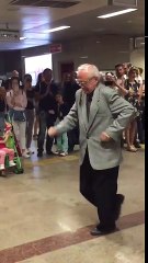 Taksim metrosunda bir anda oynamaya başlayan yaşlı amca