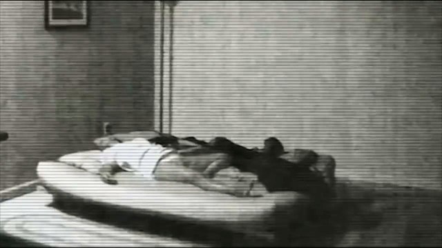 SNIMAK KOJI JE SVE OSTAVIO BEZ TEKSTA: Momak je ostavio kameru u sobi da snimi devojku dok spava, kad je pogledao snimak NAJEŽIO SE!