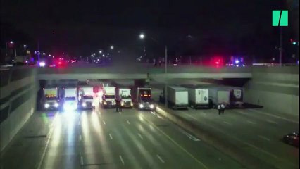 Des camions s’alignent sous un pont pour éviter le suicide d’un homme