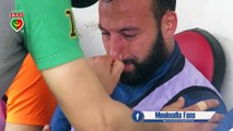 عبد الغاني دمو وهو يذرف الدموع بعد شتم بعض الانصار والدته المتوفية