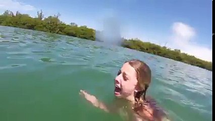 En panique, elle pense etre encerclée par un requin...