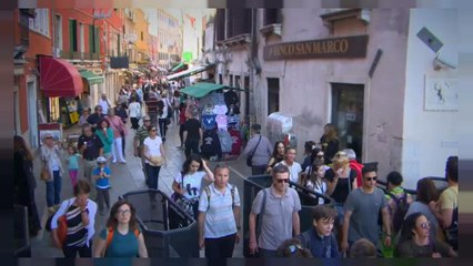 Venezia, inaugurati i tornelli per evitare la ressa dei turisti