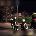 Regardez qui vient aider les pompiers... Adorable et tellement drôle