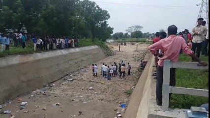 Ces fermiers attendent la crue de la rivière impatiemment