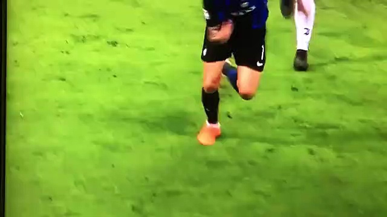 RED CARD to Vecino for a stamp on Mandzukic.