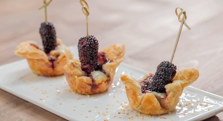 طريقة عمل لقيمات البلاكبيري بالجبن الأبيض الطري !