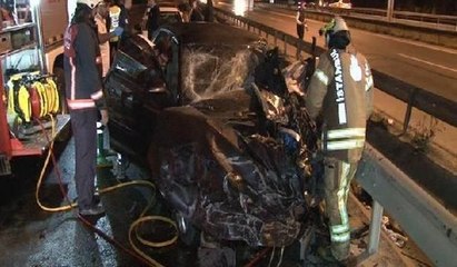 Tuzla'da iki araç kafa kafaya çarpıştı
