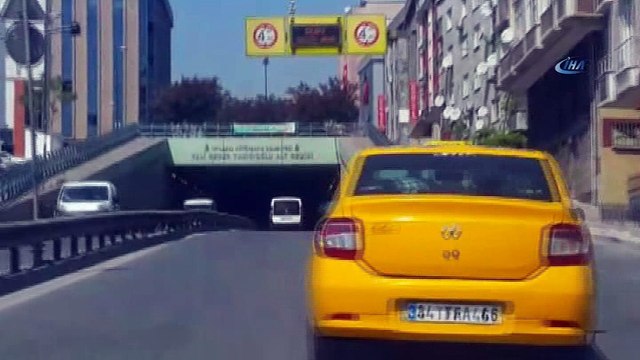 Biri motosikletle levha taşıdı, diğeri trafikte patenle yolculuk yaptı...Tehlikeli yolculuklar kamerada