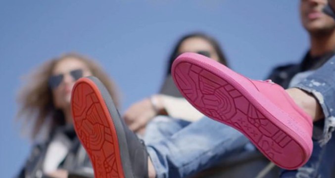 Sokaklardan Çiğnenmiş Sakızları Toplayıp Ayakkabı Üretiyorlar