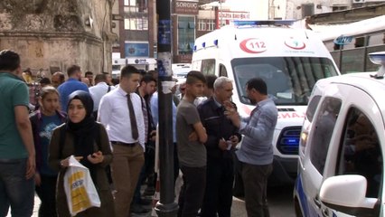 Kocasıyla tartıştı çocukların gözü önünde kendini bıçakladı