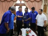 Pengerusi BN Melaka, Datuk Seri Idris Haron menyerahkan watikah pelantikan kepada calon BN, Datuk Koh Nai Kwong dan Lee Chong Leng bagi mengisi 28 kerusi Dewan