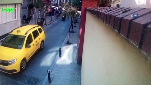 Çalıntı motosikletle kapkaç yaptılar... Güvenlik kamerasına yakalandılar