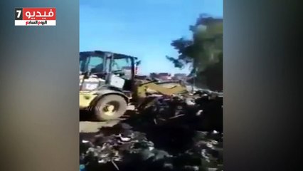 مستخدمو "فيس بوك" يتداولون فيديو لسيارة مجلس مدينة الغربية تلقى قمامة بنهر النيل