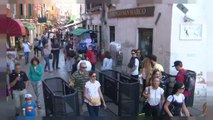 No global rimuovono il tornello per turisti, 