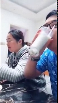 Cet homme fait une blague dégoutante à sa femme