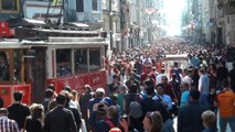 Taksim Meydanı ve İstiklal Caddesinde insan seli