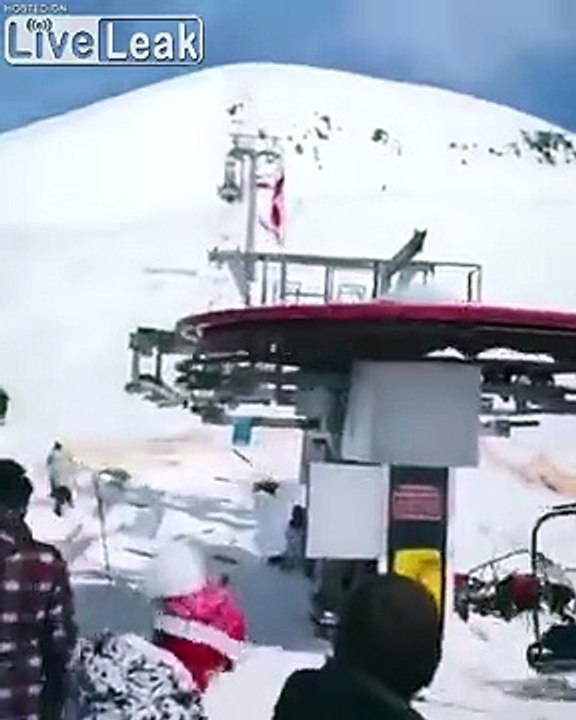 Remontée mécanique : les skieurs projetés dans les airs !