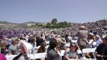 Des pélicans foncent sur le public d'une cérémonie dans une Université !