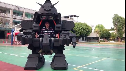 Costume de fou : un robot de 3m de haut !