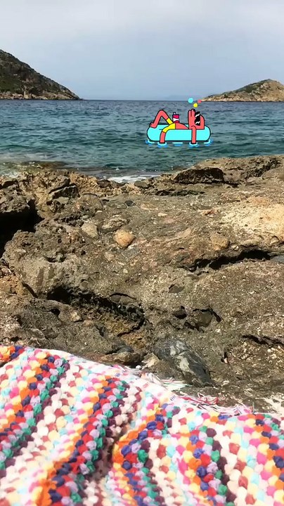 Ζέτα Μακρυπούλια: Έκανε τις πρώτες τις βουτιές – Δείτε με ποιους πήγε παραλία