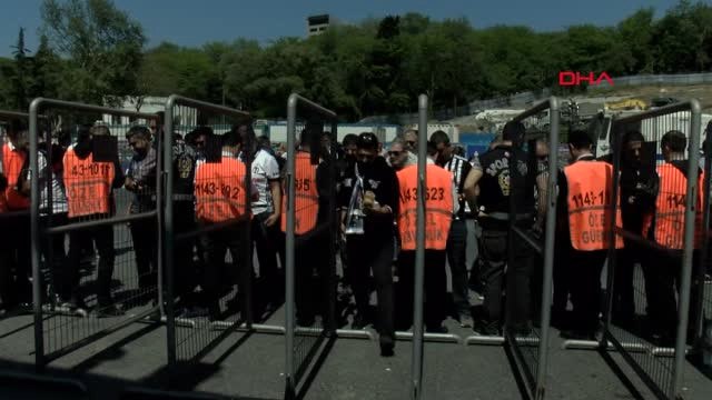 Beşiktaşlı Taraftarlar Derbi İçin Vadofone Park'ta Toplandı