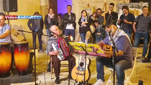 Andria: suonano Sand Riccard vein dall'inghilterr nel Palazzo Ducale con musicista di 84 anni e scatta l'applauso, c'è chi si commuove