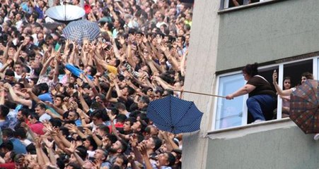 Manisa'da Mesir Macunu İzdihamı! Tam 6 Ton Saçıldı