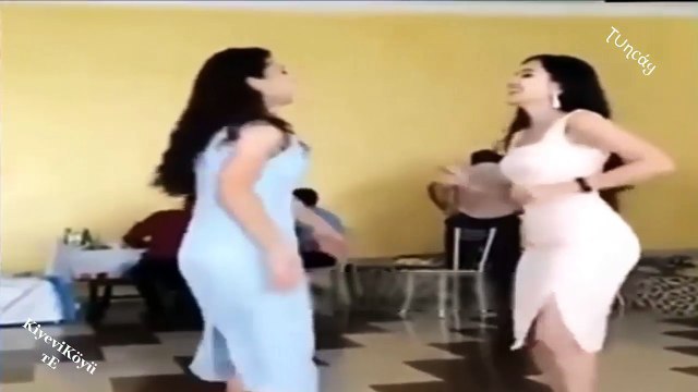 Süper kızlar Çilli Bom oynuyor