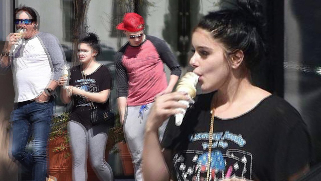 Modern Family's Ariel Winter, 20, enjoys a soft serve ice cream in Los Angeles with her dad and her boyfriend.