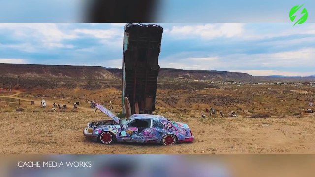 Des dizaines de véhicules cassés et tagués transformés en oeuvre d'art